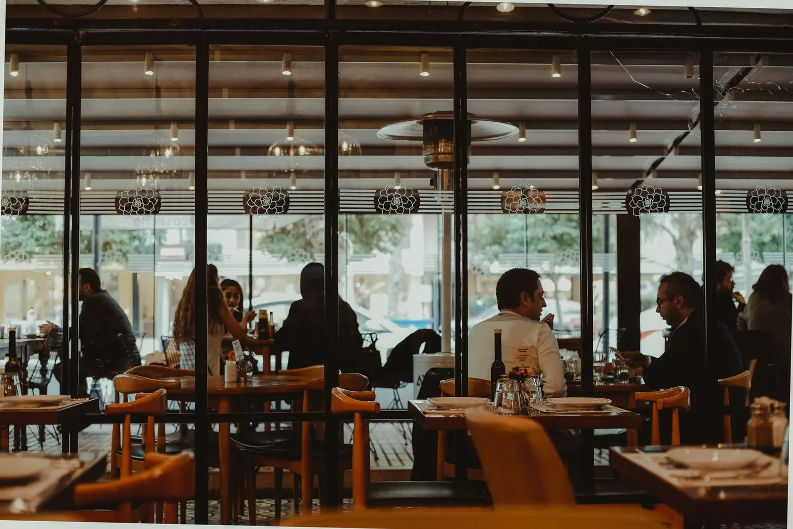 Wnętrze Bistro Verde — sala ze stolikami