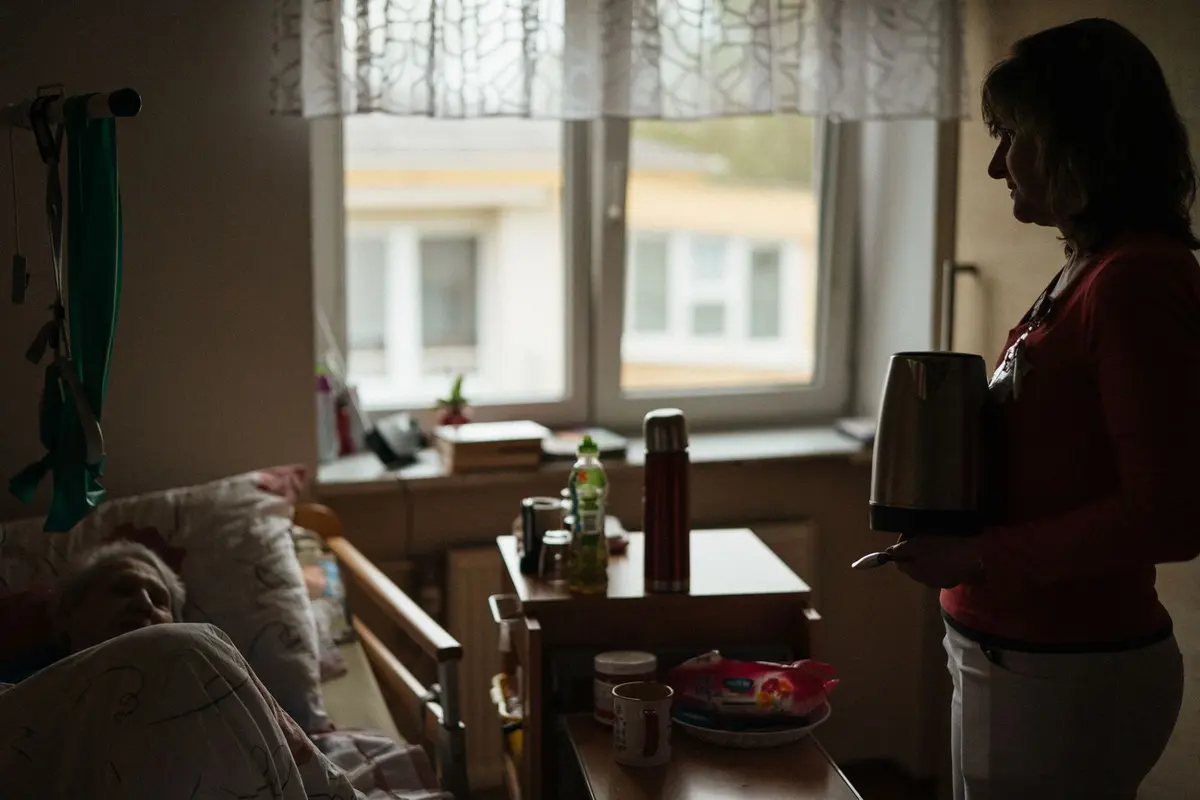 Opiekunka rozmawia z seniorką