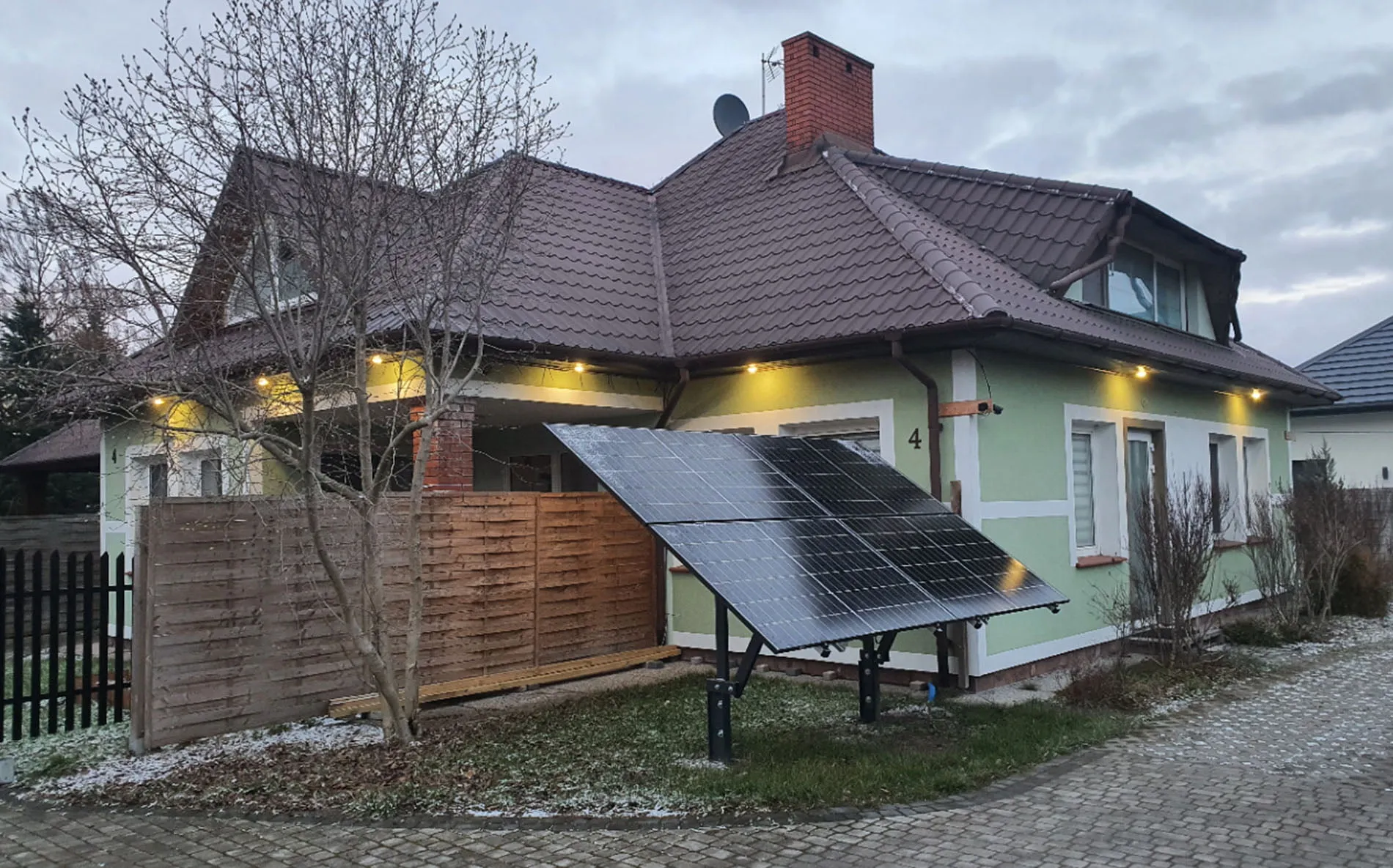 Budynek kwater Błonie — wejście z parkingiem