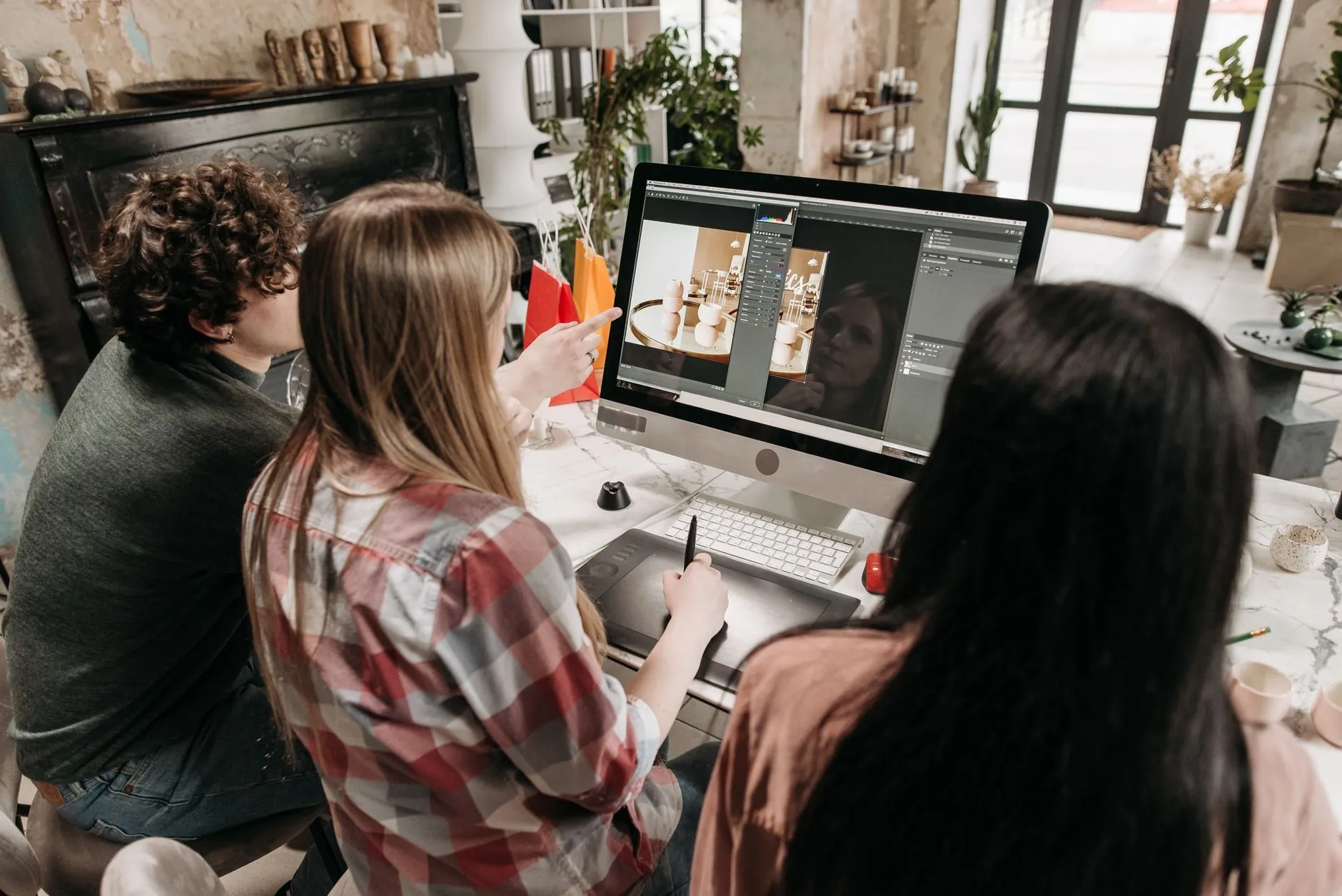 Studio projektowe przy pracy