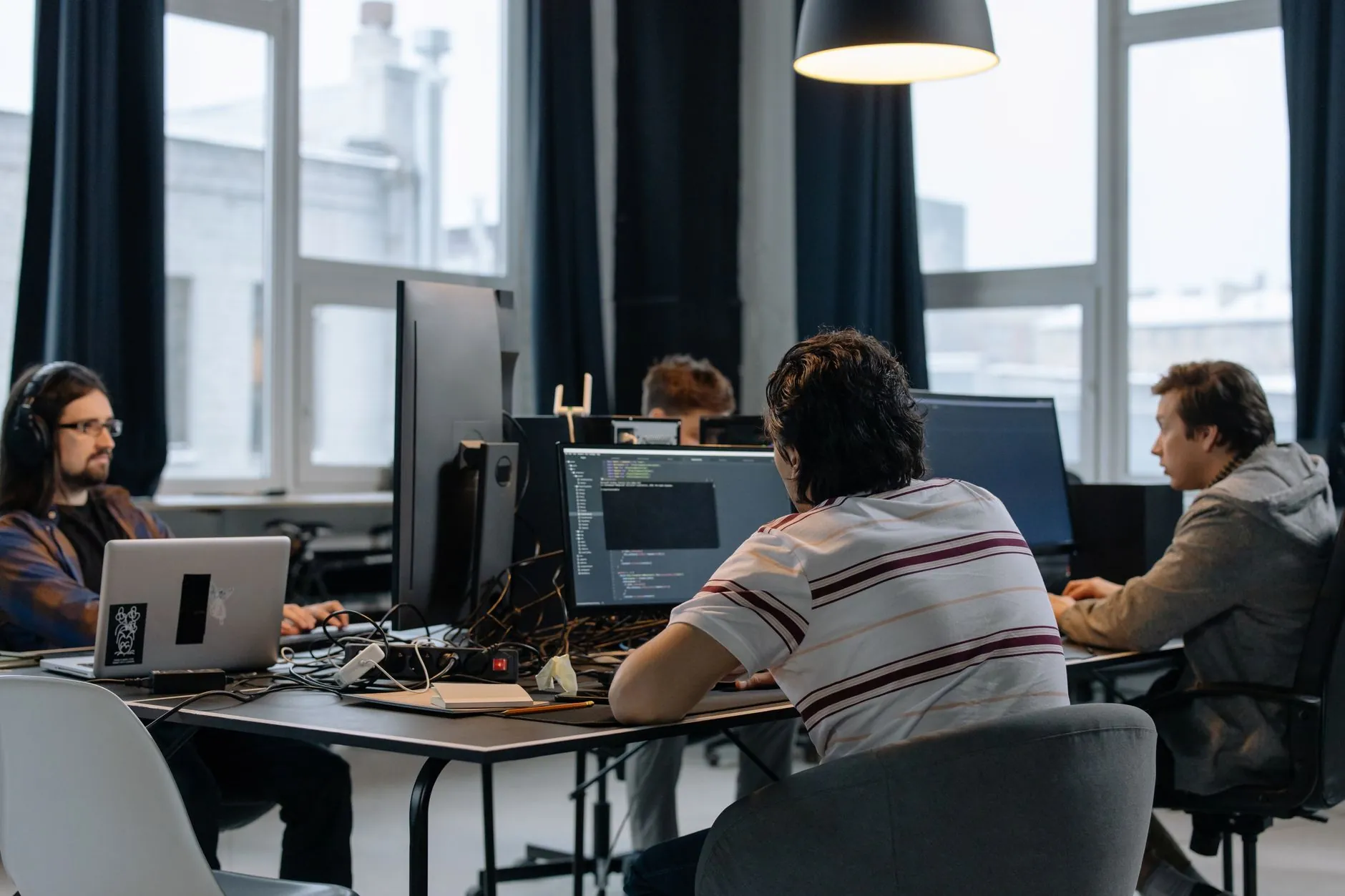 Zespol programistow przy pracy nad oprogramowaniem B2B