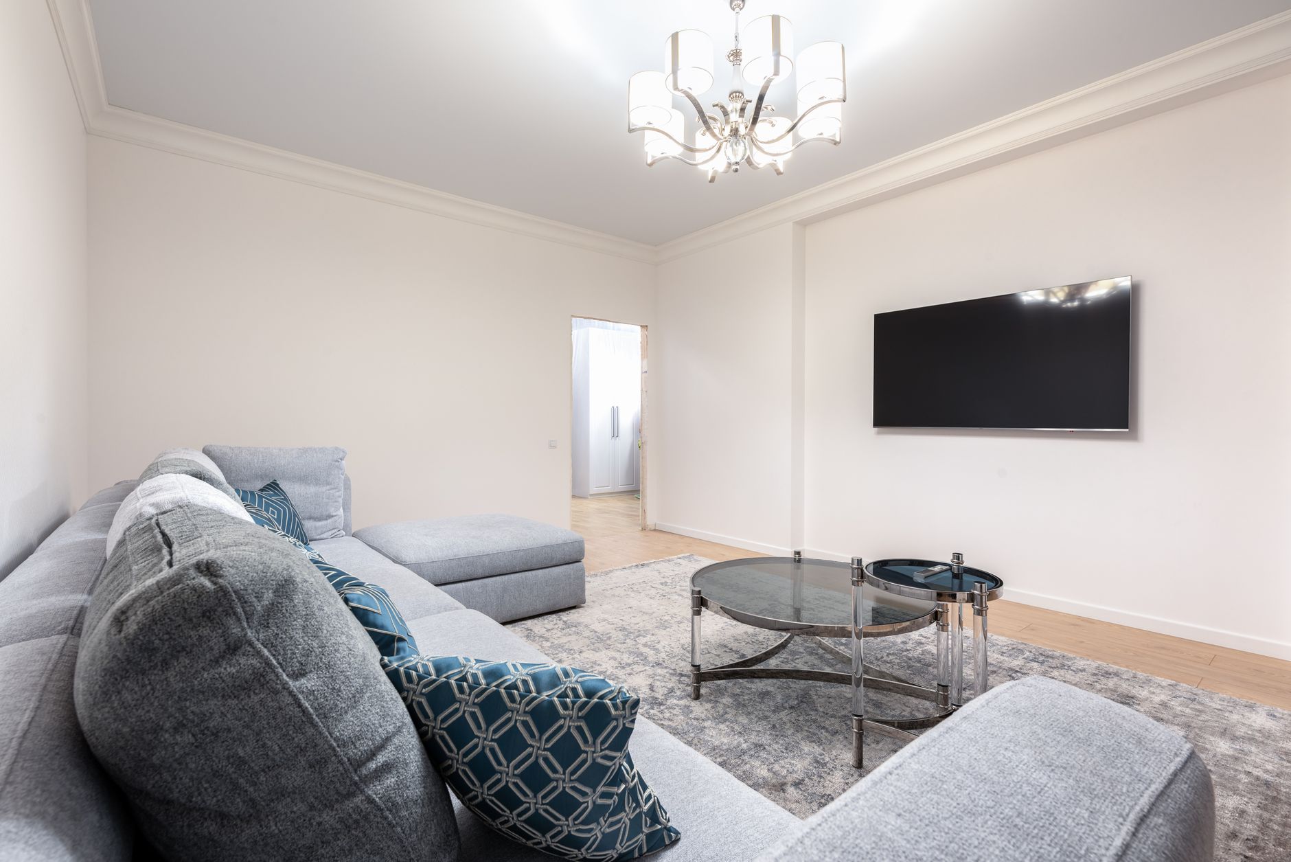 Jasny salon apartamentu nad jeziorem z wygodną strefą wypoczynku