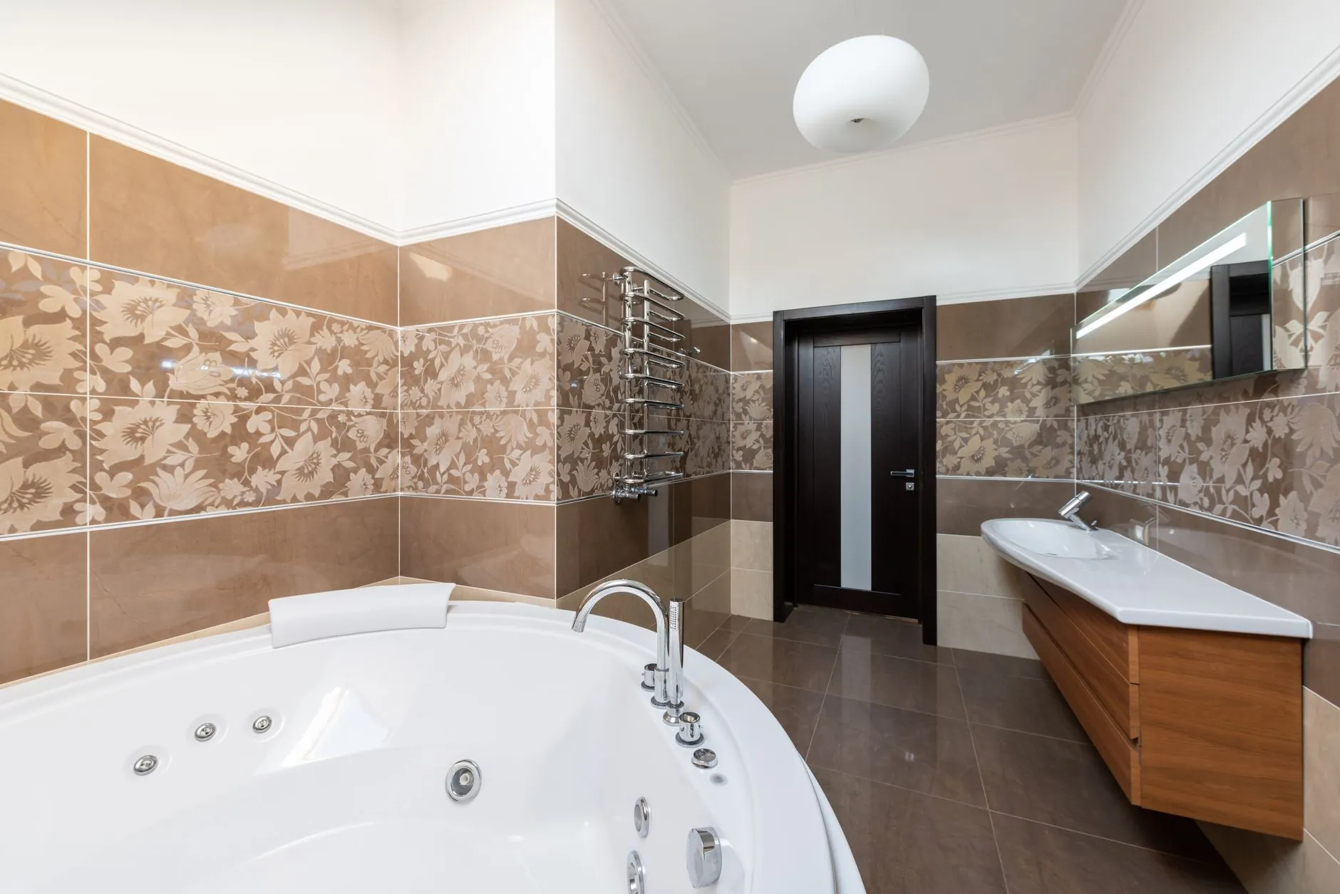 Nowoczesna łazienka z prysznicem w apartamencie
