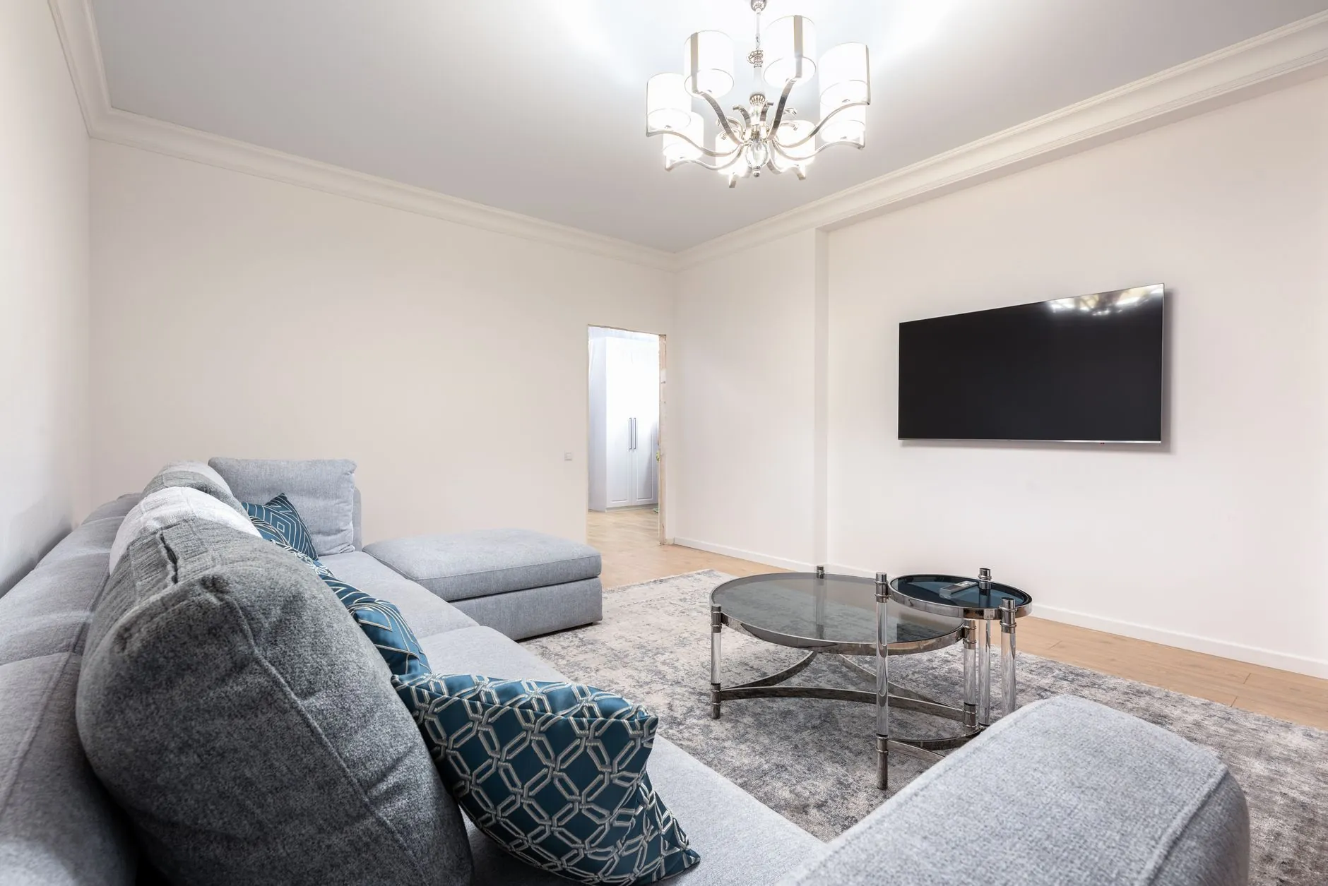 Jasny salon apartamentu nad jeziorem z wygodną strefą wypoczynku